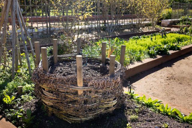 Bac, tas, rotatif ou lombricomposteur : quel composteur pour quel foyer Composteur en osier tressé installé au bord d'un potager