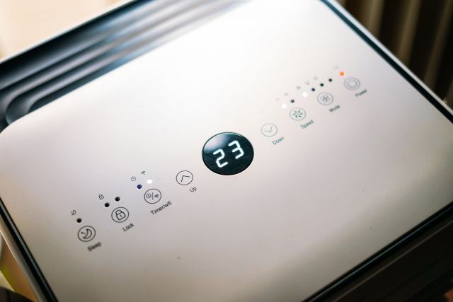 Ce que fait réellement un climatiseur mobile sans évacuation Panneau de commande d'un climatiseur affichant 23 degrés